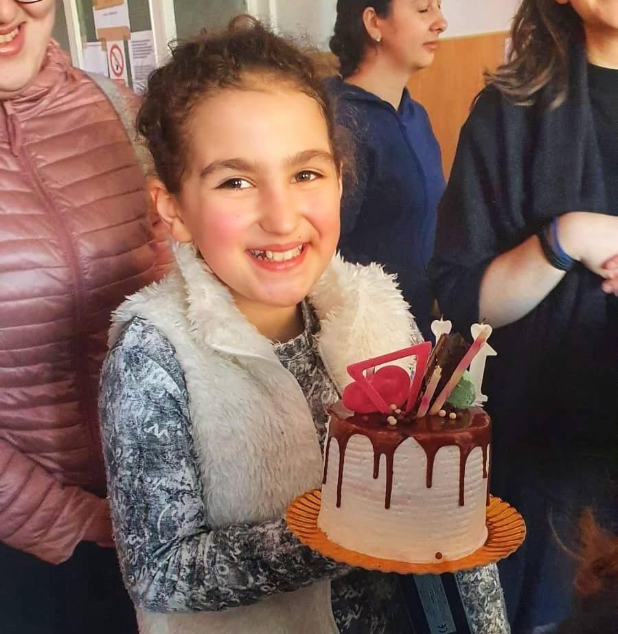Veronica, o micuţă refugiată de 11 ani, sărbătorită la Galaţi