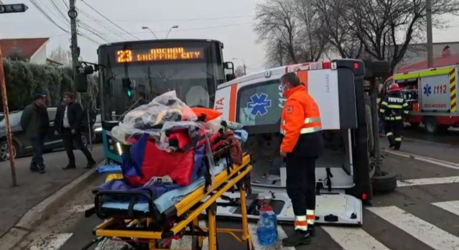 FOTO/VIDEO: Ambulanță cu pacient răsturnată pe Coșbuc (UPDATE)