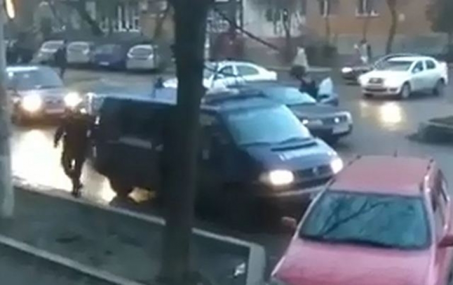 VIDEO: Jandarmii, lăudaţi pe net