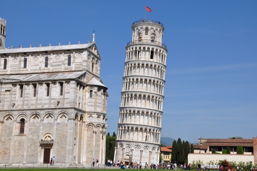 Turnul din Pisa: 14.200 de tone de marmură albă de Carrara care... nu stau sa cadă