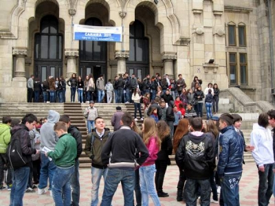 4.131 de elevi de clasa a VIII-a vor avea la dispoziţie 6.900 de locuri