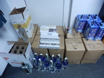 Contrabandă cu tutun şi alcool, "muşcată" de Lucky, câinele antitabac de la vama Oancea