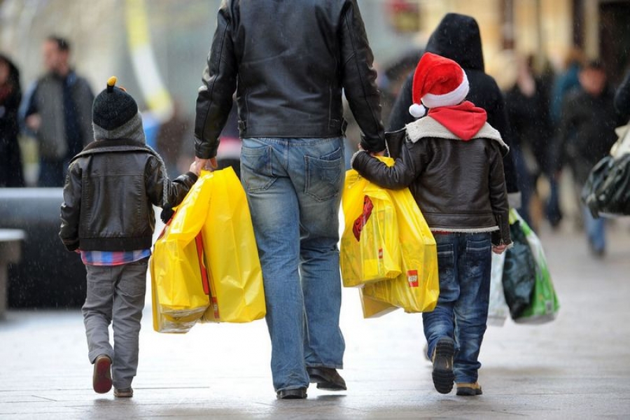 Românii, mexicanii şi bulgarii alocă sărbătorilor de iarnă cea mai mare parte din salarii