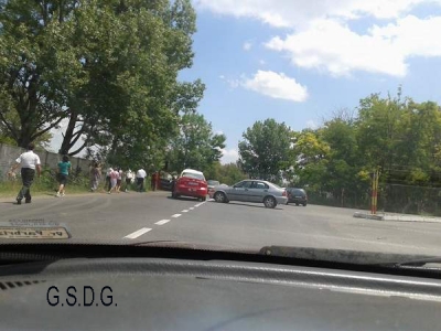 Beţia cruntă şi neatenţia au provocat două accidente de circulaţie