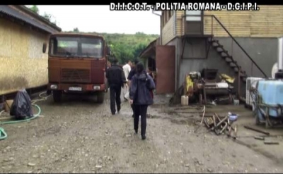 Razii după fabricanţii clandestini de alcool