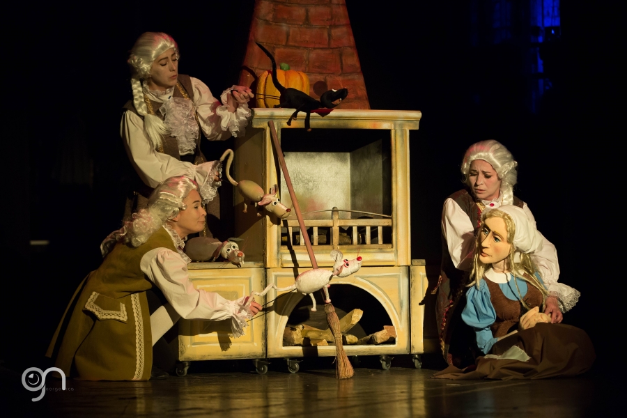 "Cenuşăreasa" îşi spune povestea la teatrul "Gulliver" Galaţi