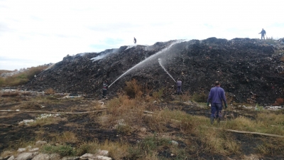 Incendiul de la groapa de gunoi din Tecuci a pornit de la ţigară nestinsă
