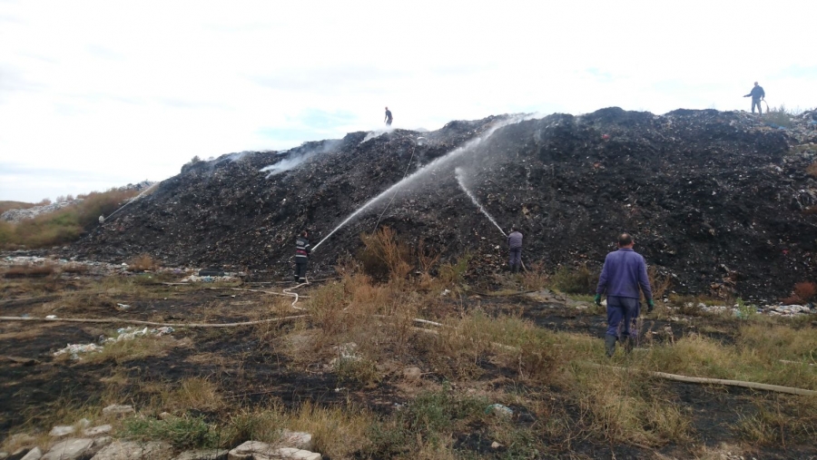Incendiul de la groapa de gunoi din Tecuci a pornit de la ţigară nestinsă