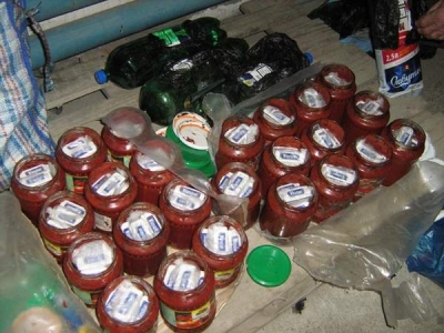 Ţigări ascunse în borcane de bulion şi compot sau în sticle cu vin