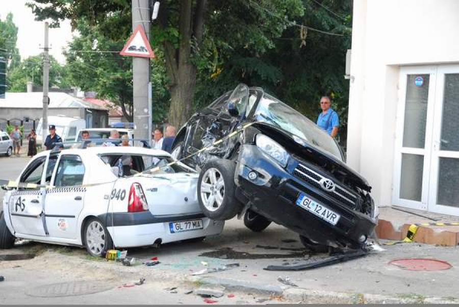 Jeep urcat peste un taxi