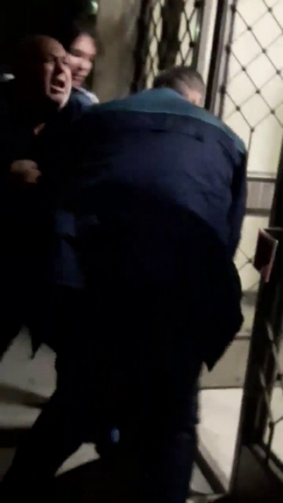 UPDATE: Arest 30 de zile şi un control judiciar în scandalul dintre participanţii la o înmormântare şi poliţişti