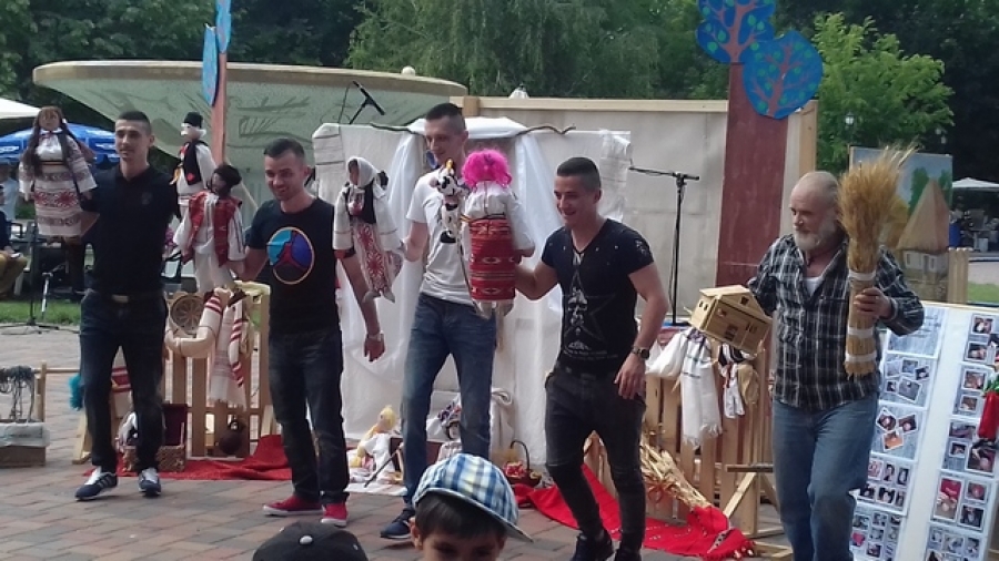 Teatru de păpuşi pus în scenă de 5 persoane private de libertate