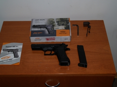 Pistol cu aer comprimat descoperit la frontieră