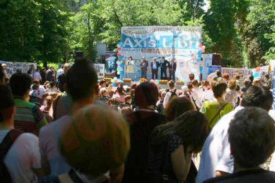 Trei lansări de carte şi... teatru la Salonul Axis Libri