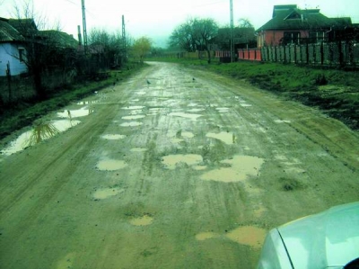 Peste 38% din drumurile publice din România sunt pietruite şi de pământ