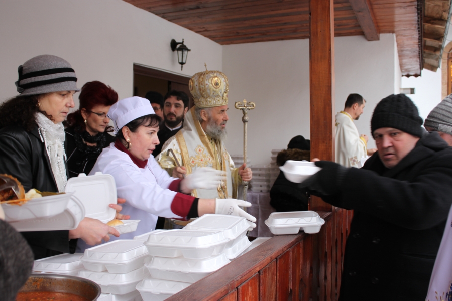 400 pachete cu alimente distribuite în zi de hram