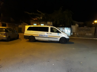 UPDATE VIDEO: Un şofer fără permis a luat pe capotă un poliţist şi a demarat în focuri de armă
