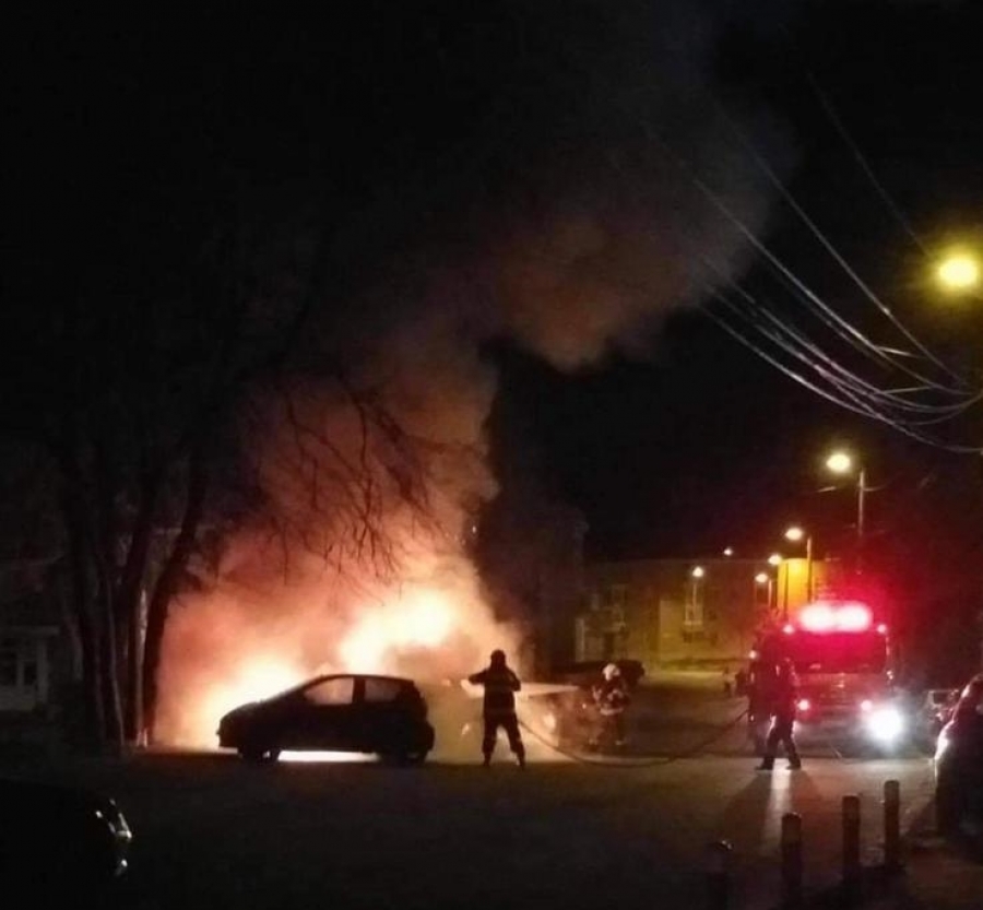3 maşini distruse de foc, în municipiul Tulcea