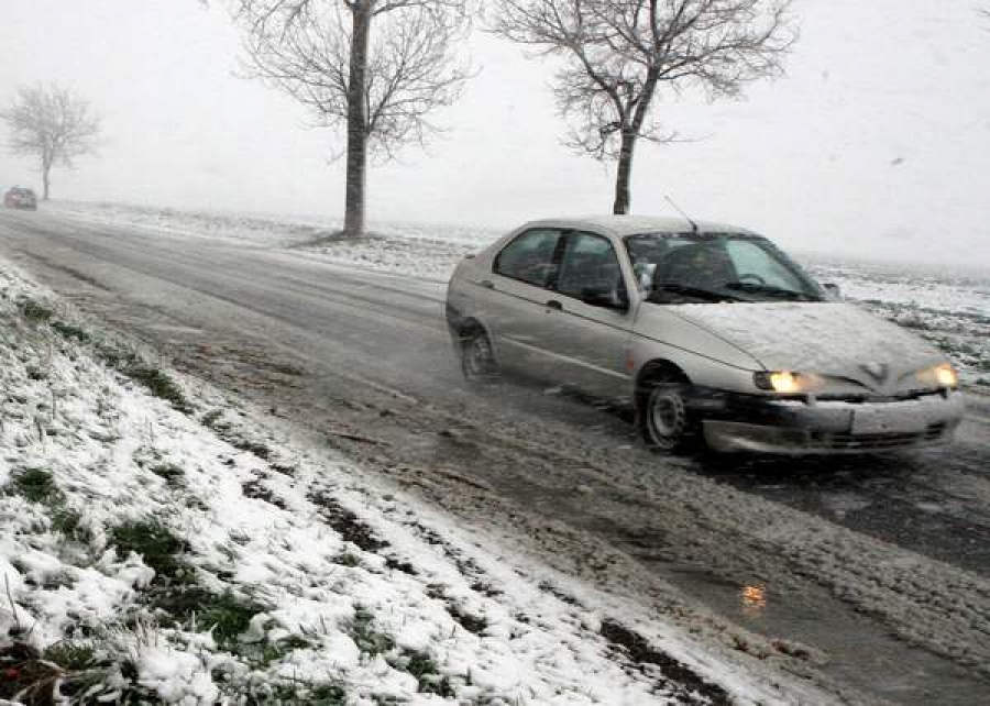 Lapoviţă, ninsoare şi temperaturi maxime în scădere până pe 16 decembrie