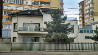 Proxenet şantajist judecat în libertate