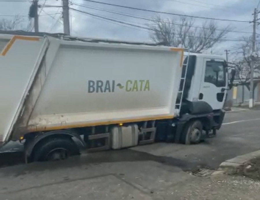 Maşină de gunoi înţepenită în asfalt (VIDEO)