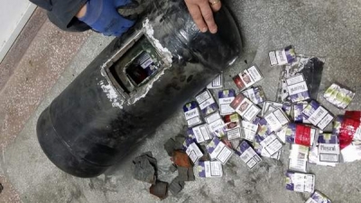 Peste 4.000 de ţigarete de contrabandă ascunse în butelia de gaz a unui autoturism