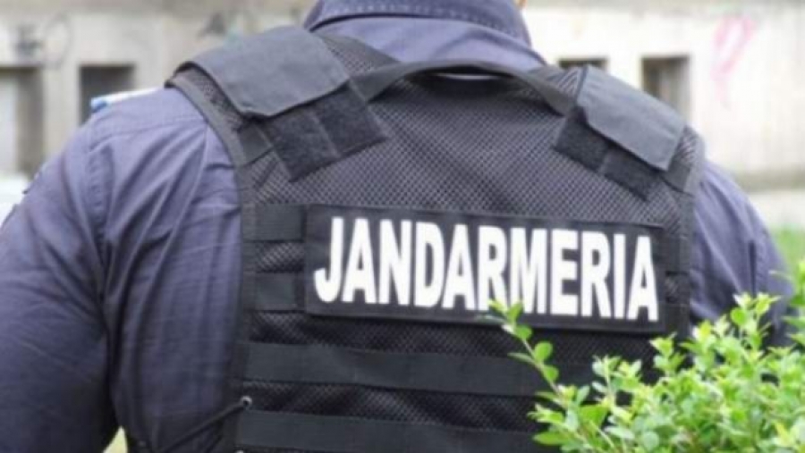 Focuri de armă, la Tecuci, trase de jandarmi după ce au fost atacaţi cu toporul
