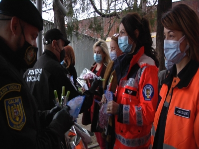 De 1 martie, flori pentru doamnele şi domnişoarele de la SAJ