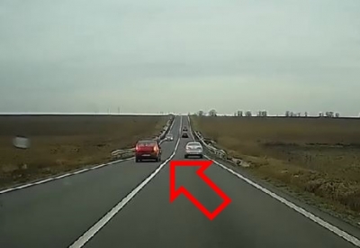 Lăsat fără permis după depășiri pe linia continuă (VIDEO)