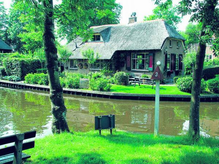 Giethoorn, sau cum ar fi arătat Veneţia, dacă ar fi fost construită de hobbiţi