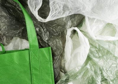 Comisia Europeană propune reducerea utilizării pungilor din plastic