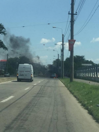 O maşină a luat foc în faţa Liceului Nr. 9