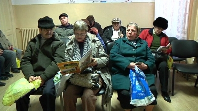 Pensionarii împrumută de la C.A.R. ca să aibă ce pune pe masă de sărbători
