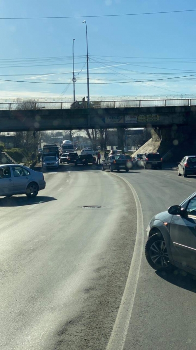 Lovită în plin de o maşină sub podul de la Viaduct