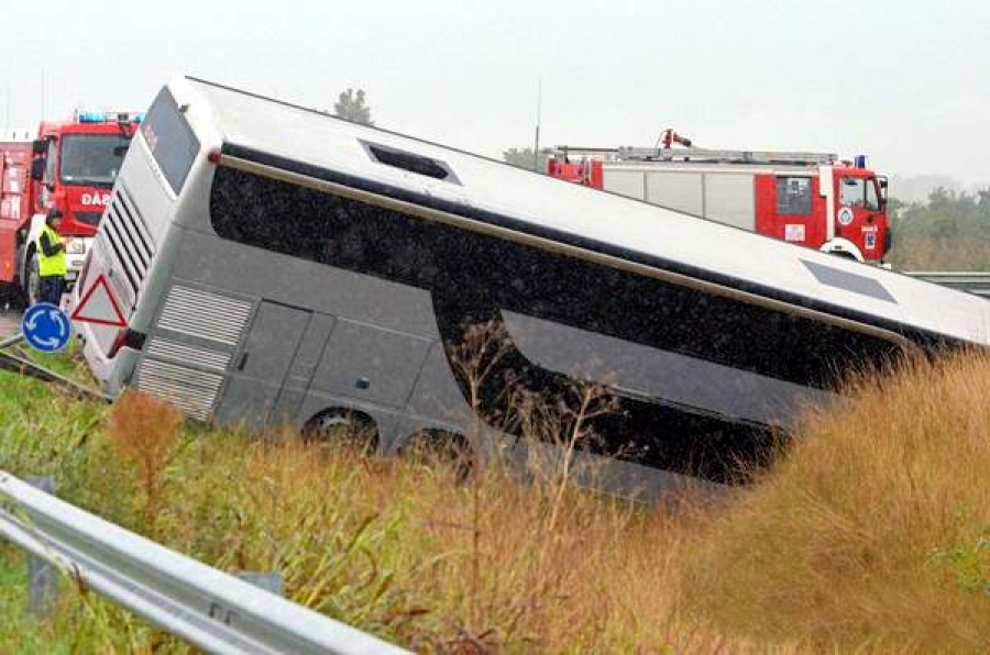 Autocar din Galaţi, răsturnat pe autostrada M43 din Ungaria