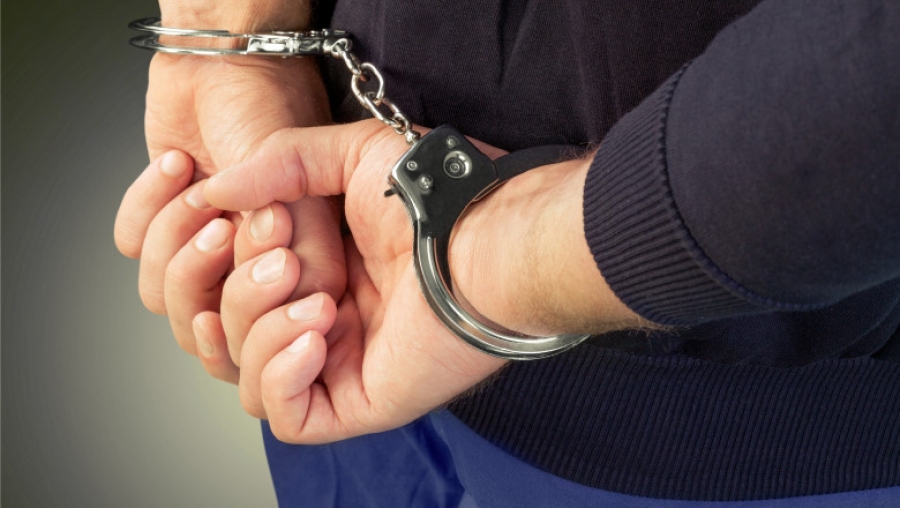 Reţinuţi după ce şi-au şi ameninţat victimele pe care le jefuiseră