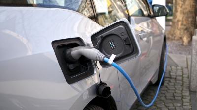 Peste 6.000 de autoturisme ecologice, achiziţionate de români, în 11 luni; salt de 150% la maşinile electrice