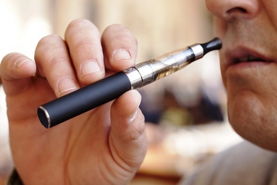Adepţii ţigărilor electronice fumează mai puţin, dar au o probabilitate mai ridicată de recidivă