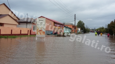 La Pechea a început evacuarea oamenilor din casele inundate