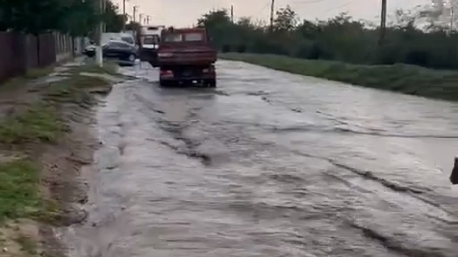 Viitură în comuna Negrileşti. Drum judeţean şi străzi inundate (VIDEO)