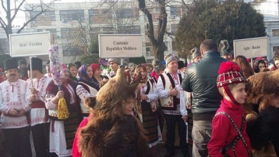 Festivalul de datini şi obiceiuri: Sute de colindători au înveselit străzile Galaţiului
