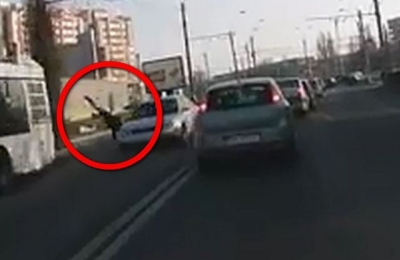 VIDEO: Zburat pe şosea, după ce a traversat neregulamentar