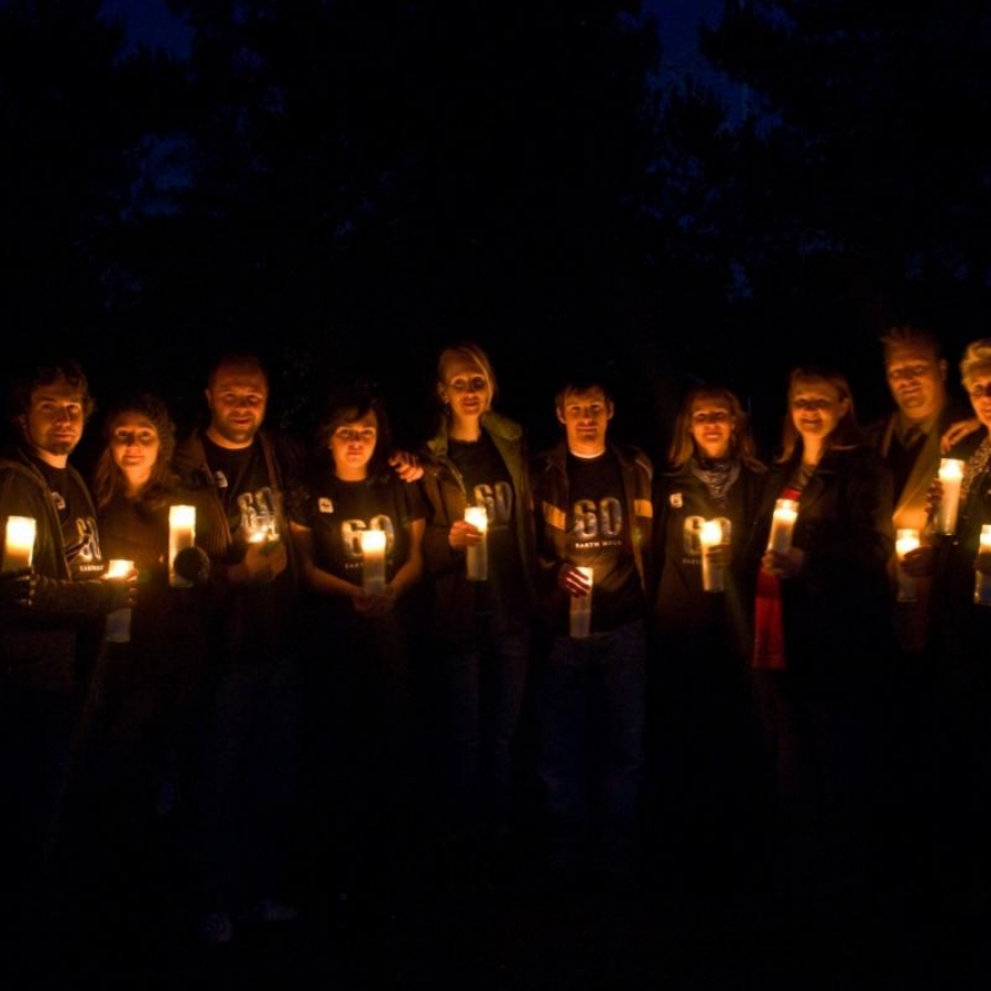 Cântece la lumina lumânărilor de ”Ora Pământului”