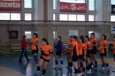 Fetele de la ACS Danubius 2010 şi Handbal Art şi băieţii de la CSS continuă să câştige