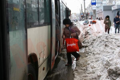 „Slalom” în staţiile de autobuz şi maxi-taxi