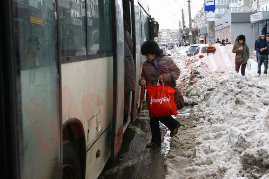„Slalom” în staţiile de autobuz şi maxi-taxi