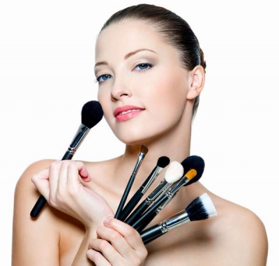Cum le afectează pe femei chimicalele din cosmetice?