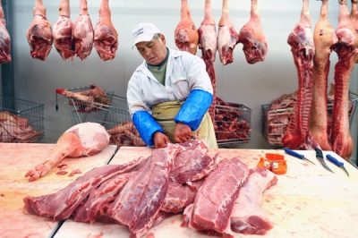 Producţia de carne a crescut la bovine şi porcine, dar a scăzut la păsări, ovine şi caprine