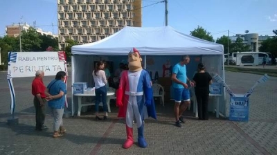 Peste 1.500 de gălăţeni au primit gratuit periuţe de dinţi noi