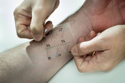 Un tatuaj îşi schimbă culoarea în funcţie de starea de sănătate a purtătorului